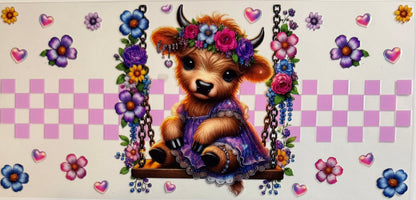 Vaca de las Highlands con margarita