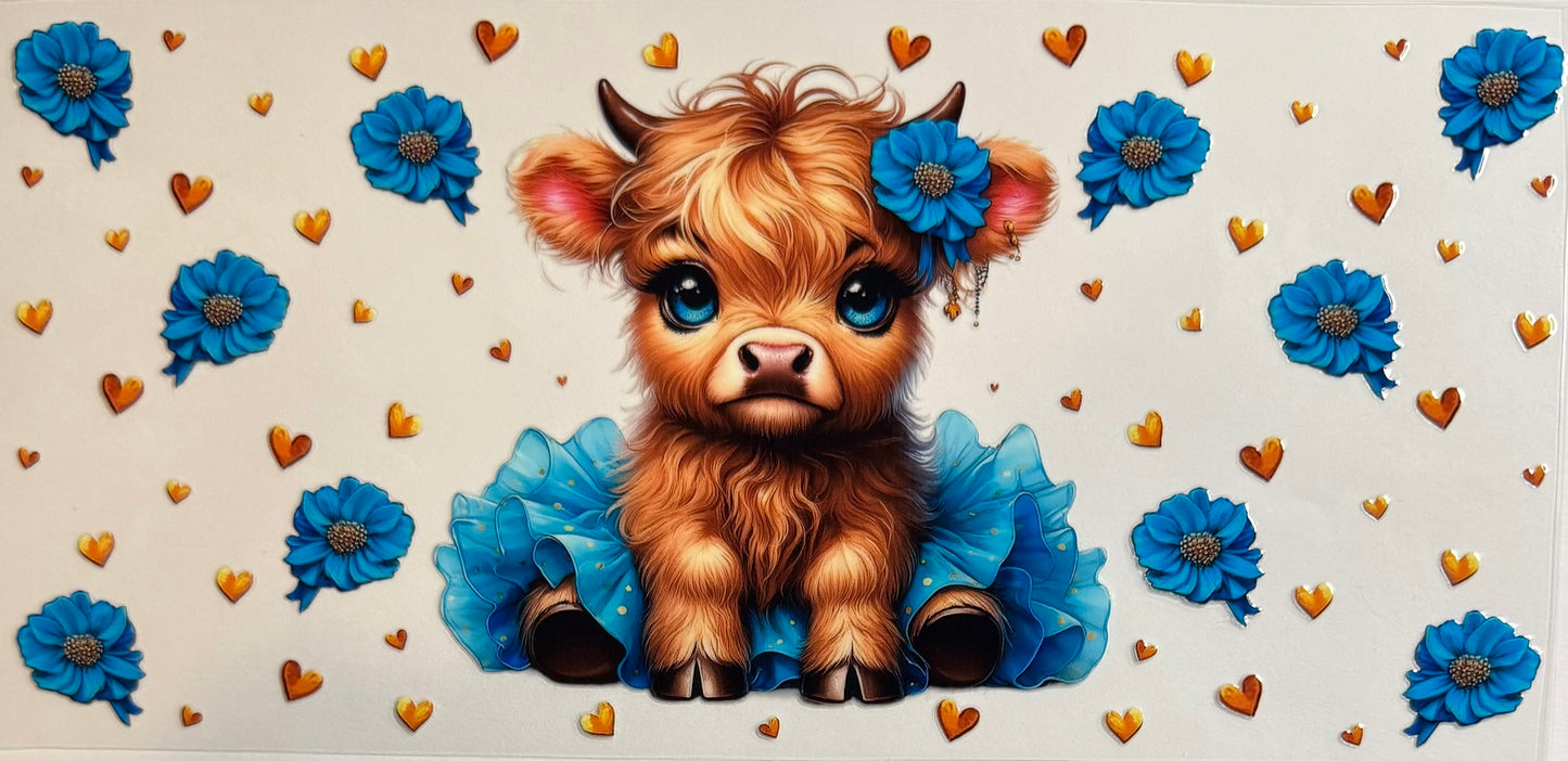 Vaca de las Highlands con margarita