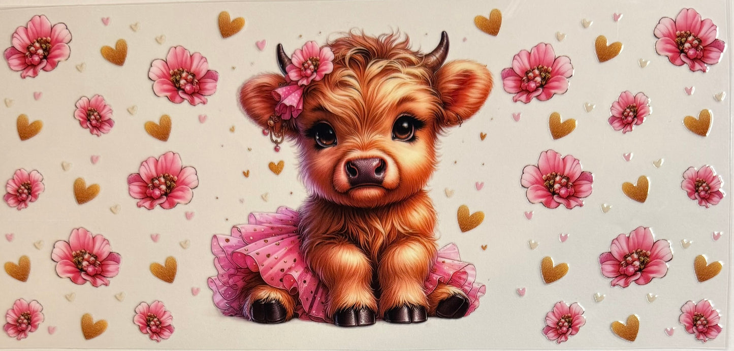 Vaca de las Highlands con margarita