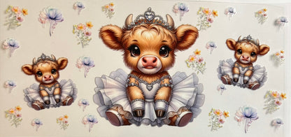 Vaca de las Highlands con margarita