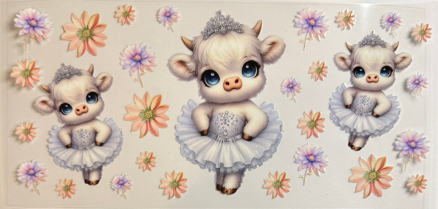 Vaca de las Highlands con margarita