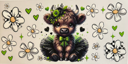 Vaca de las Highlands con margarita