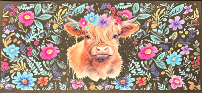 Vaca de las Highlands con margarita