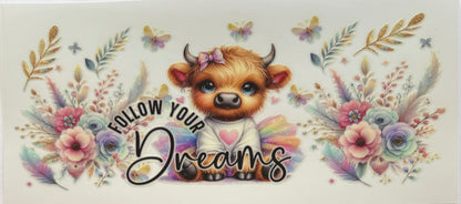 Vaca de las Highlands con margarita