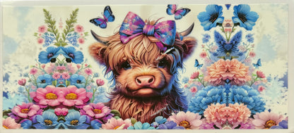 Vaca de las Highlands con margarita