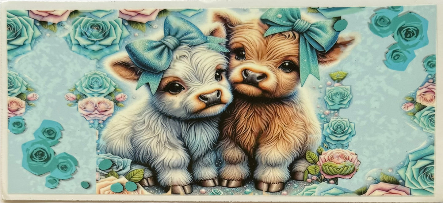 Vaca de las Highlands con margarita