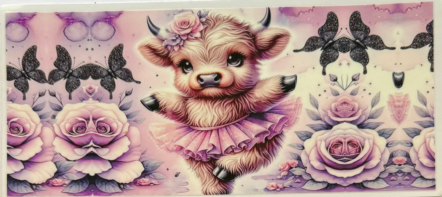 Vaca de las Highlands con margarita