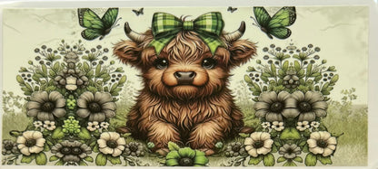 Vaca de las Highlands con margarita