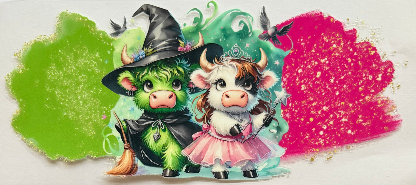 Vaca de las Highlands con margarita